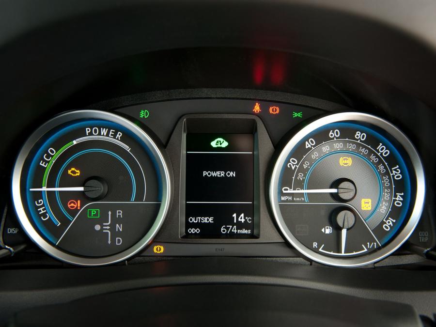  Toyota Auris Touring Sports Hybrid 2013 года  (UK) (фото 17 из 25)